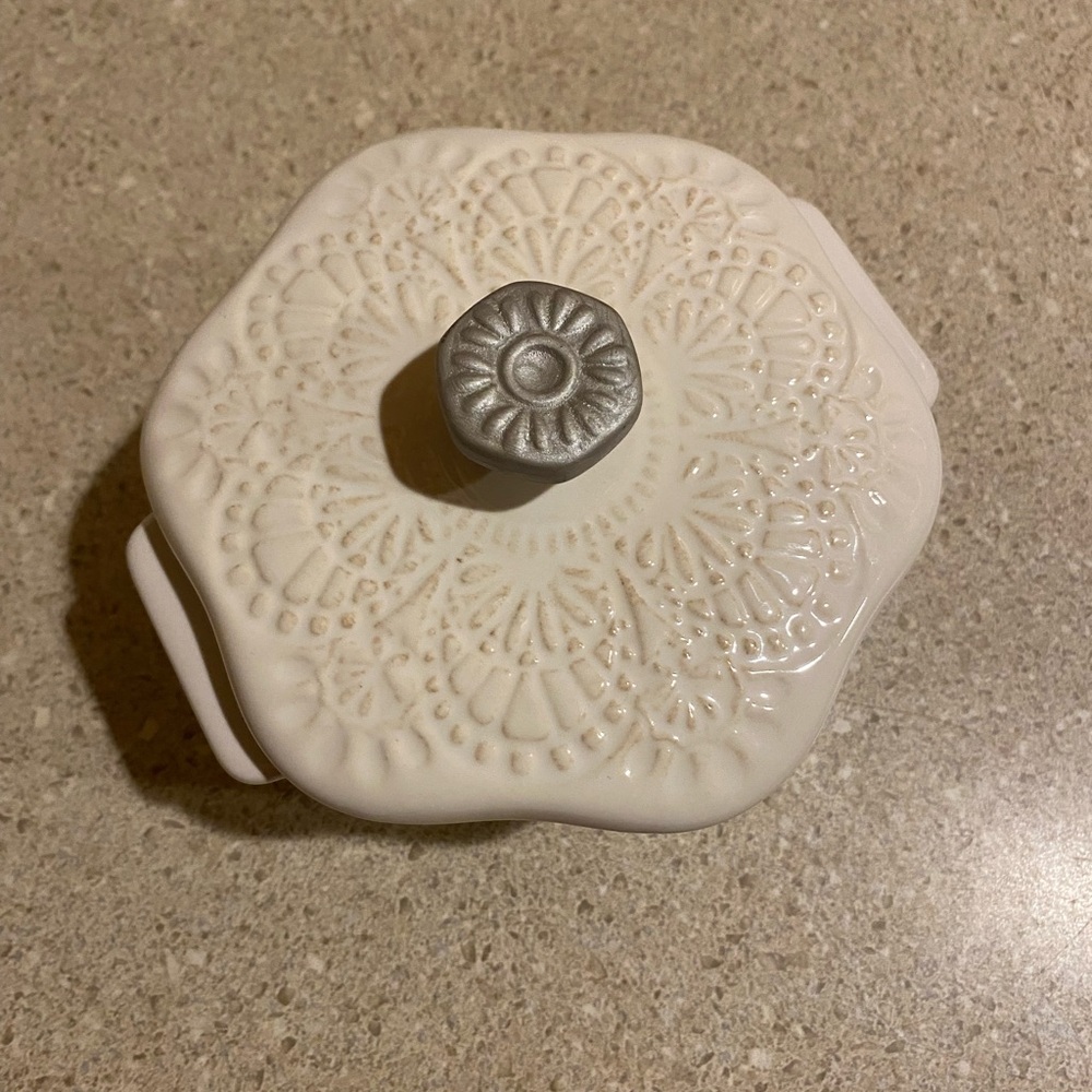 The Pioneer Woman Stoneware Snowflake Cocotte With Lid